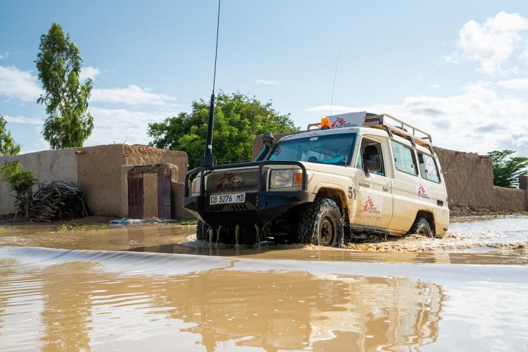 Vue d’un véhicule MSF circulant dans un quartier inondé de la ville de Ténenkou après les pluies torrentielles qui se sont abattues sur la région. Août 2024. Mali.