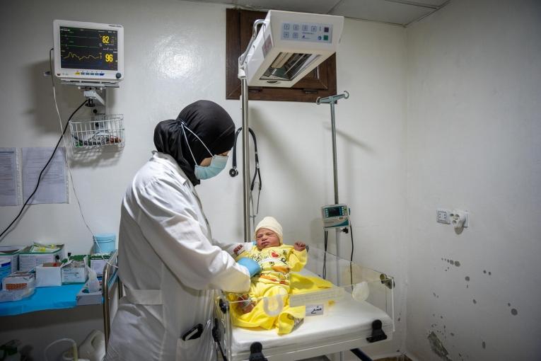 Une infirmière MSF de l'hôpital de Marea, une ville située à 25 kilomètres au nord d'Alep, auprès d'un nouveau-né. Syrie. Juillet 2024.
