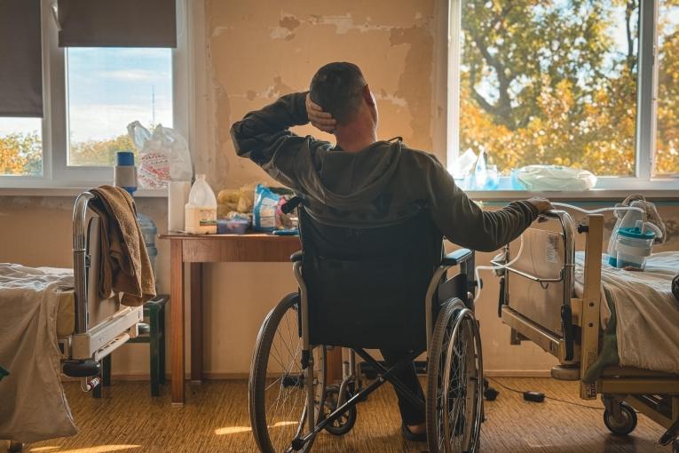 Un patient de l'hôpital de Tcherkassy, soutenu par les équipes MSF, qui apprend notamment à marcher avec des béquilles suite à une amputation. Octobre 2024. Ukraine.
