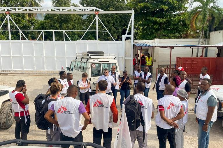 Après l'explosion d'un camion-citerne le 14 septembre à Miragoâne, les équipes de MSF se rassemblent devant l'hôpital Carrefour pour organiser la prise en charge dans les heures à venir, essentielles pour aider les blessés. Au total, six ambulances MSF ont été mobilisées.