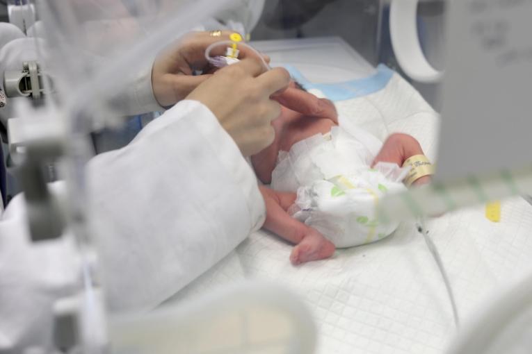 Un enfant prématuré est soigné à l'hôpital Nasser de Khan Younès, à Gaza, où les équipes de MSF travaillent dans l'unité de soins intensifs néonatals du département de pédiatrie.