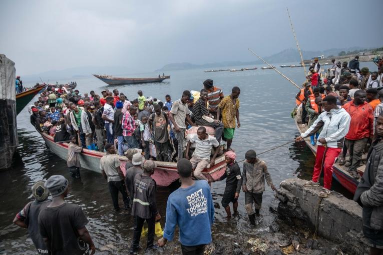 Personnes arrivant au port de Kituku à Goma. Elles fuient les combats en cours dans le Nord et le Sud-Kivu.