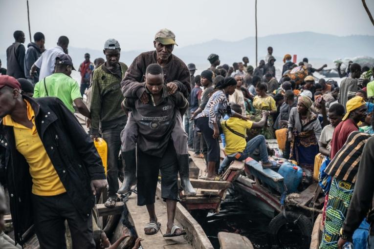 Des personnes arrivent au port de Kituku à Goma. Ils fuient les combats en cours dans le Nord et le Sud-Kivu.