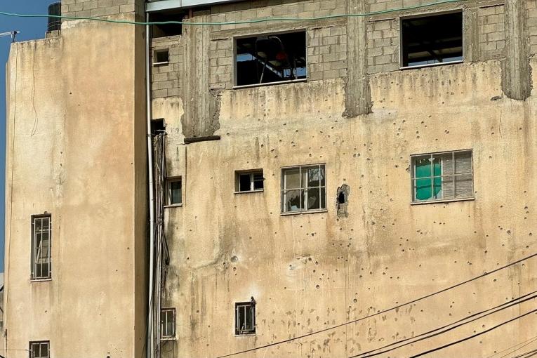 L'un des bâtiments visés par des tirs intenses des forces israéliennes dans le camp de réfugiés de Nur Shams, à Tulkarem, dans le nord de la Cisjordanie. Le camp abrite environ 13 000 personnes selon l'UNRWA.