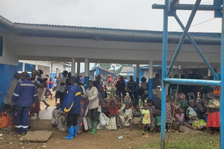Afflux de personnes déplacées par les combats à l'Hôpital Général de Référence de Masisi, soutenu par MSF.