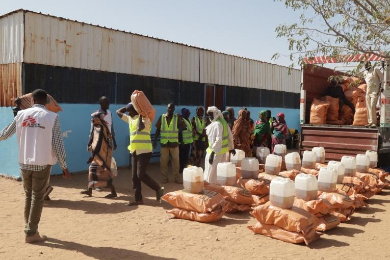 Au Darfour du Sud, MSF a mis en place une distribution de deux mois de nourriture aux familles des enfants malnutris pris en charge dans sa clinique ambulatoire.