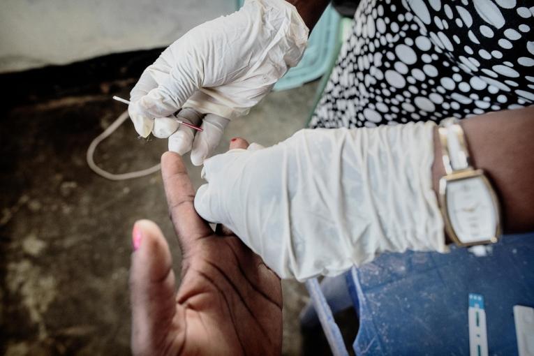 Gel de l’aide américaine : l'incertitude autour du programme PEPFAR met des millions de personnes en danger