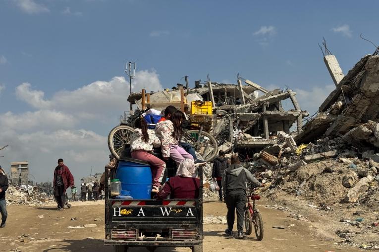 Une famille palestinienne déplacée à bord d'un tuktuk, revenant s'installer dans la ville de Beit Lahia, au nord de la bande de Gaza.