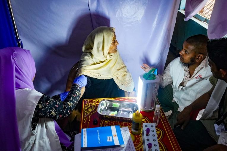 Une infirmière MSF recueille des échantillons pour tester la charge virale dans le cadre d'une vaste campagne de dépistage et de traitement lancée par MSF dans les camps rohingyas.