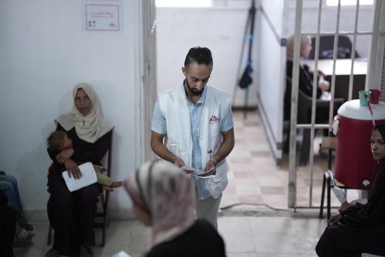 Un membre du personnel de MSF gère l'admission des patients à la clinique MSF de Gaza City, Gaza, juin 2025.