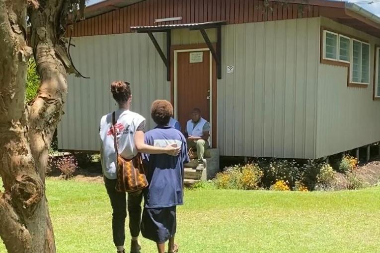 Un médecin  MSF avec une volontaire de santé au centre de santé de Minj, dans la province de Jiwaka, Papouasie-Nouvelle-Guinée