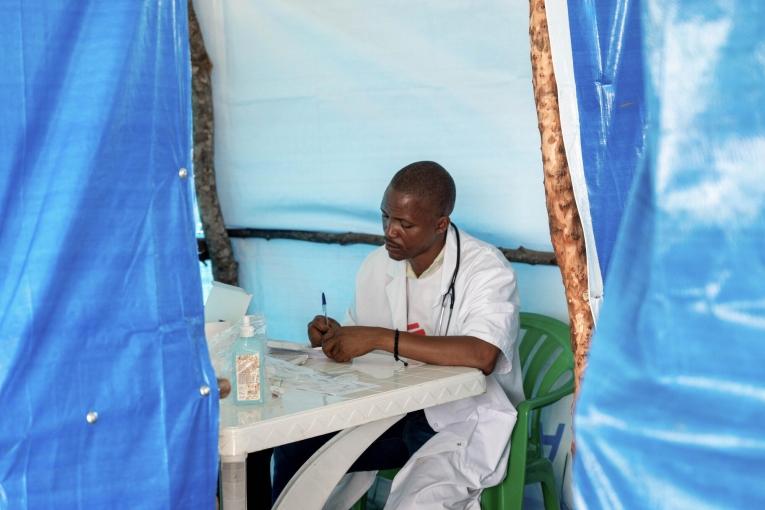 Un médecin MSF enregistre les informations des patients dans une clinique mobile à Golé, l'une des trois localités où les équipes MSF interviennent. Le paludisme représente la majorité des cas traités, suivi des infections des voies respiratoires et des maladies sexuellement transmissibles.
