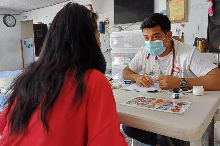 An MSF staff sees a patient in a consultation during a mobile clinic in Ciudad Juárez, in northern Mexico.