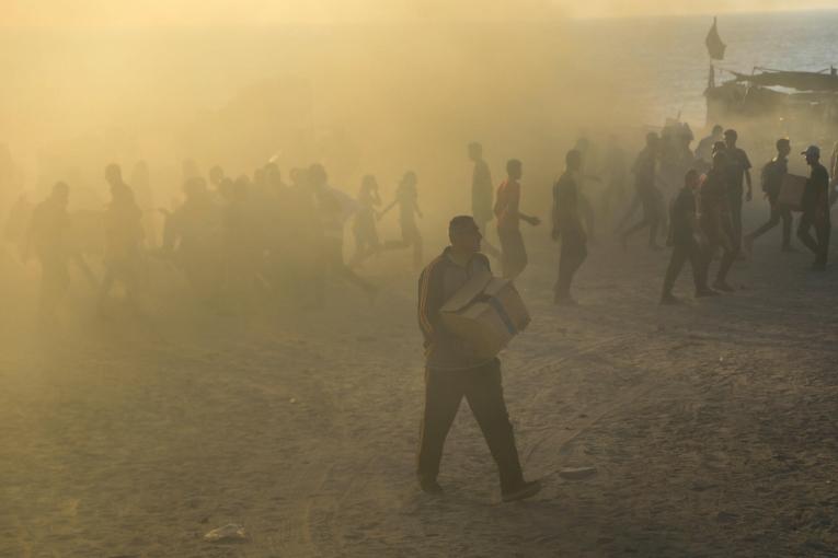 La Fondation Humanitaire pour Gaza (GHF). Les quatre sites de distribution gérés par la GHF sont situés dans des zones sous contrôle militaire israélien total et sécurisées par des entreprises privées américaines armées.