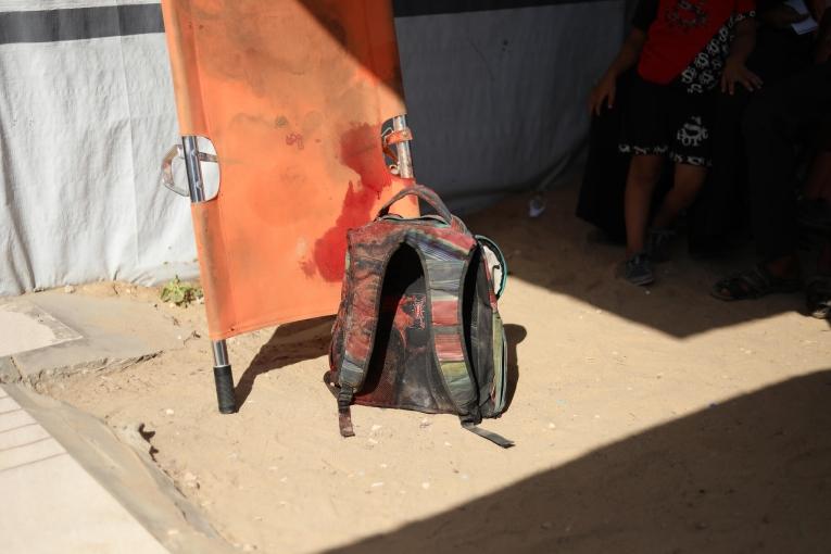 Un sac ensanglanté appartenant à l'un des civils admis au centre de santé MSF d'Al Mawasi, blessé alors qu'il tentait de se procurer de la nourriture au site de distribution du GHF, le 2 août 2025.