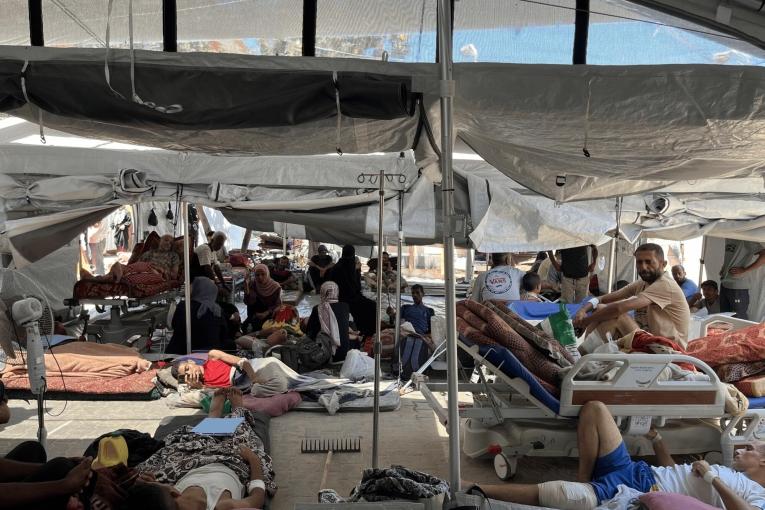 En l'absence de lits disponibles, les couloirs et les espaces extérieurs de l'hôpital Nasser sont remplis de patients, alors que les établissements médicaux de Gaza luttent contre le génocide israélien en cours.