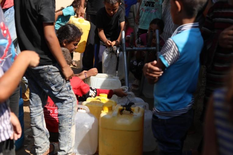 Un point de distribution d'eau MSF est situé à proximité de notre centre de soins de santé primaires à Mawasi.