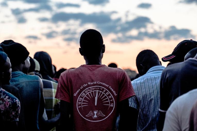 Des hommes font la queue pour recevoir des couvertures distribuées par une association locale aux personnes hébergées dans un abri temporaire pour réfugiés à Musina, en Afrique du Sud, en avril 2021.