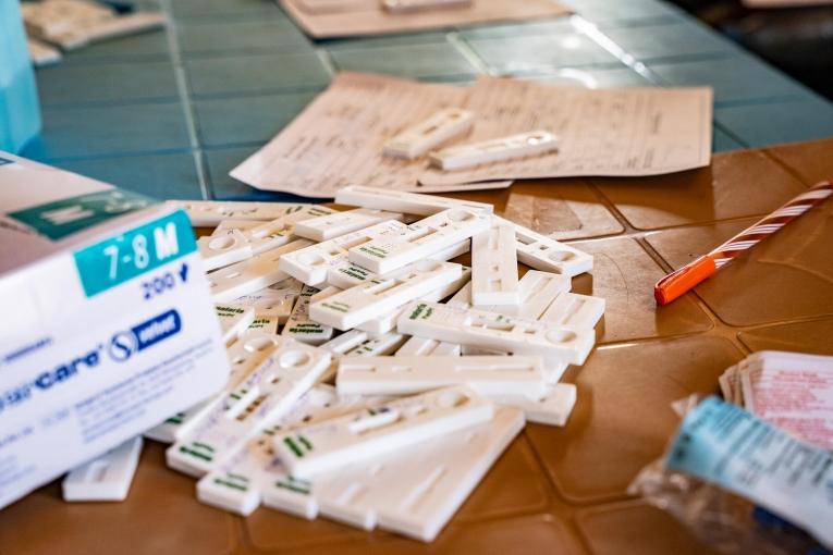 Une pile de tests utilisés en une heure de dépistage, à l’hôpital de Mayen Abun au Soudan du Sud en pleine saison du paludisme. La majorité des cas sont positifs, certains présentant des formes sévères de la maladie.