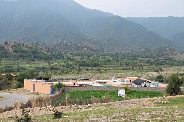 Vue de la clinique de MSF dans la vallée de Tirah, près de la frontière afghane, une région marquée par les destructions et le déplacement de milliers de personnes à cause du conflit entre les forces gouvernementales et les groupes armés. Pakistan, juin 2025