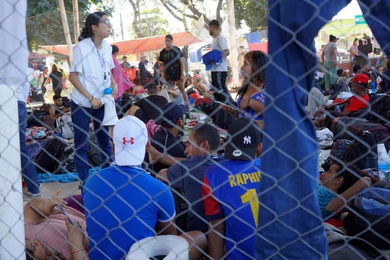 Les équipes de promotion de la santé sont essentielles pour tisser des liens avec la communauté migrante. On aperçoit ici un travailleur social de MSF à Huixtla, dans l'État du Chiapas, lors d'une halte pour des personnes voyageant dans une caravane de migrants.