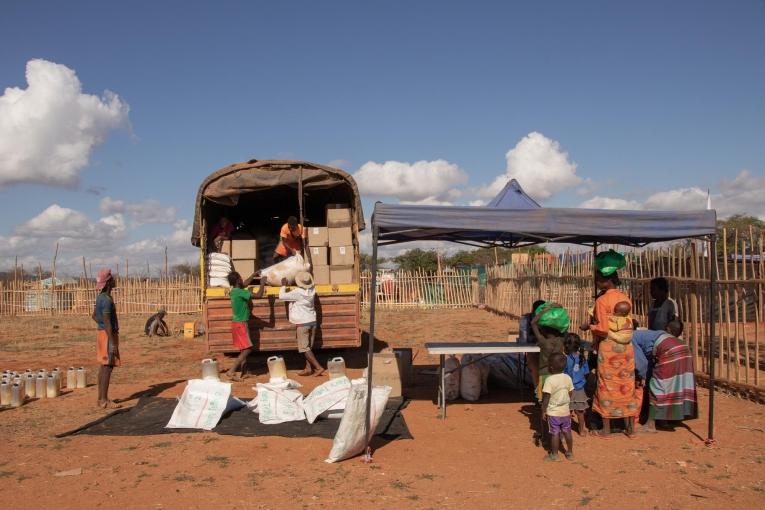 L'espace de distribution de nourriture où les familles reçoivent du riz, des haricots, de l'huile et du sel.