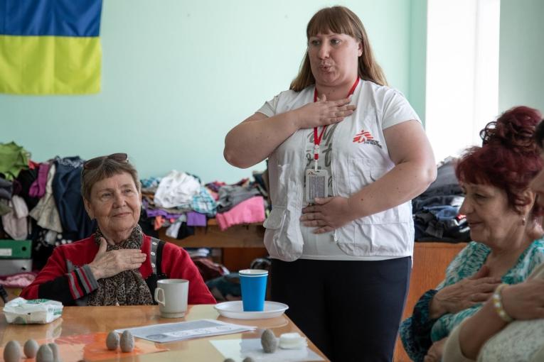 Nataliia Seleznova, promotrice de santé pour MSF, anime un exercice de respiration à la fin d'un atelier créatif à Kherson.
