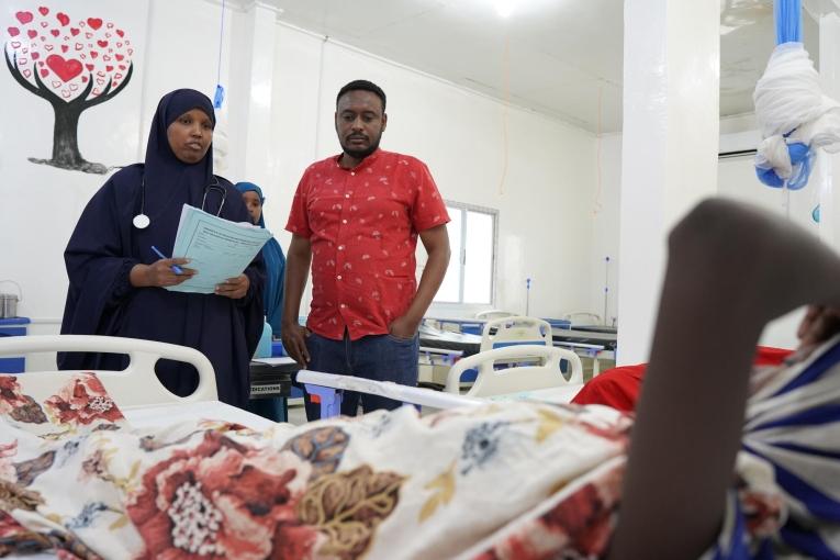 Le docteur Fartun Sa’ida et le référent médical du projet MSF, Abdirazak Hassan, examinent une patiente dans le service des fistules obstétricales de l’hôpital régional de Bay à Baidoa, dans l’État du Sud-Ouest, en Somalie.