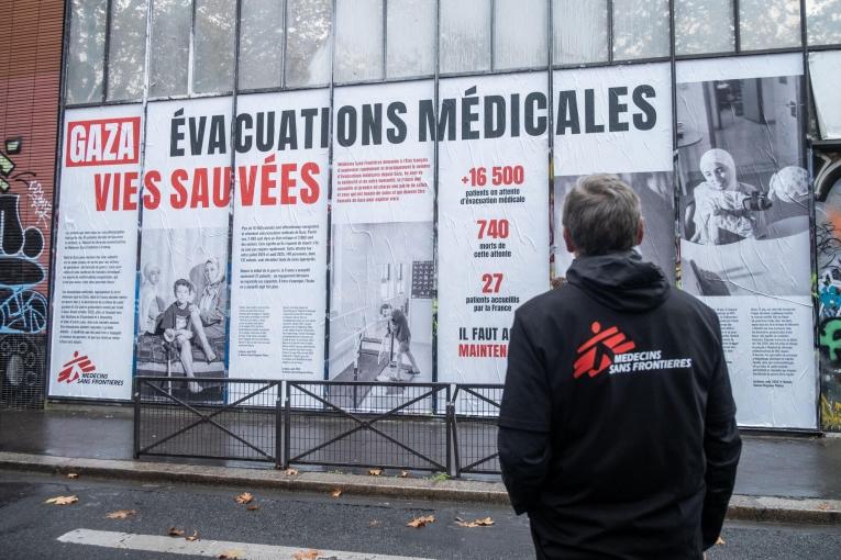 Collage affiché par les équipes de MSF à Paris pour dénoncer l'absence d'évacuations médicales depuis Gaza, le 6 novembre 2025. 