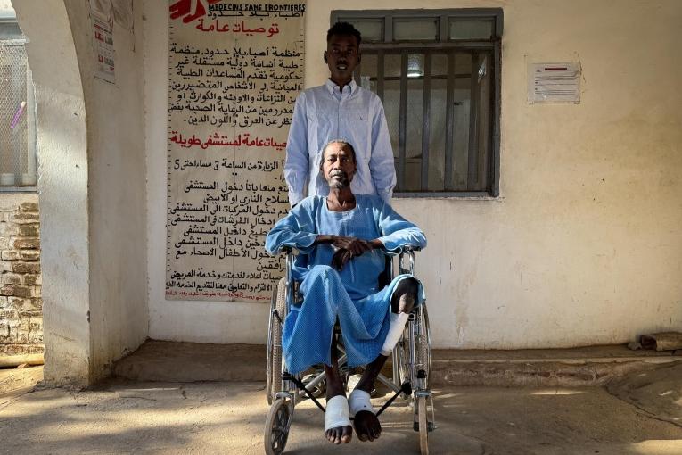 AM a été blessé aux jambes lors de l'attaque d'une mosquée à El Fasher. Il raconte que les prix des denrées alimentaires étaient extrêmement élevés et que la ville était constamment en proie aux pillages et aux attentats à la bombe. Hôpital de Tawila