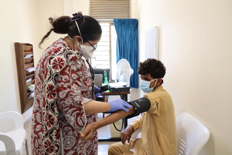 Natasha Mustafa, médecin pour MSF, examine un patient à la clinique antituberculeuse de MSF, située au centre de santé rural de Baldia, à Karachi.