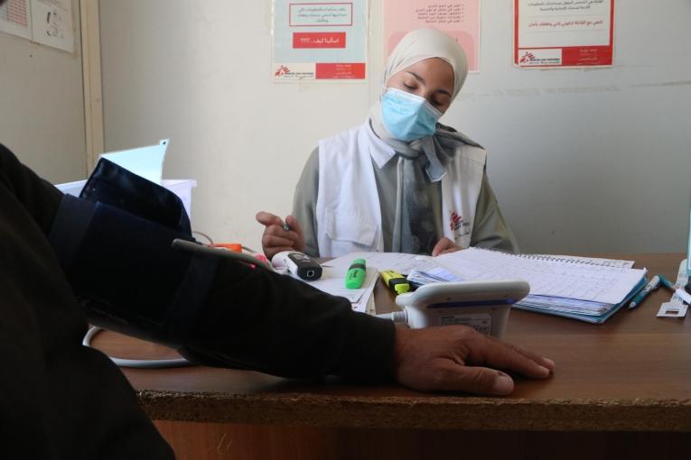 Une infirmière de MSF avec un patient à la clinique MSF d'Al Majaz, au sud de la Cisjordanie, en Palestine.