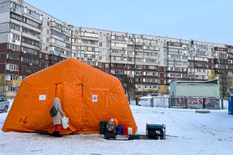 Les services d'urgence ont installé des tentes spéciales dans chaque quartier de Kiev pour que les gens puissent se réchauffer, passer la nuit, recharger leurs téléphones portables et obtenir des repas chauds, grâce à la présence de cuisines mobiles.