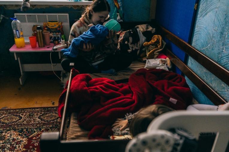 Kateryna et son fils Damir dans un refuge de Dnipro