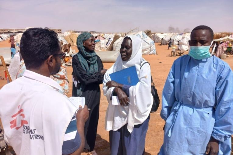 Un membre du personnel de MSF discute avec une femme à Al Mina Al Muwahad, le plus grand camp de déplacés près de la ville d'El Obeid.
