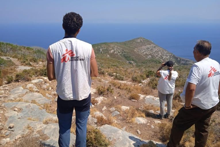A Samos, le personnel de MSF utilise des jumelles pour repérer les personnes migrantes qui ont besoin d'une assistance médicale urgente. 