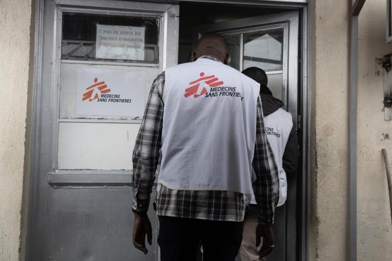 Le personnel de MSF entre dans un service d'orthopédie à l'hôpital général de référence de Rutshuru.