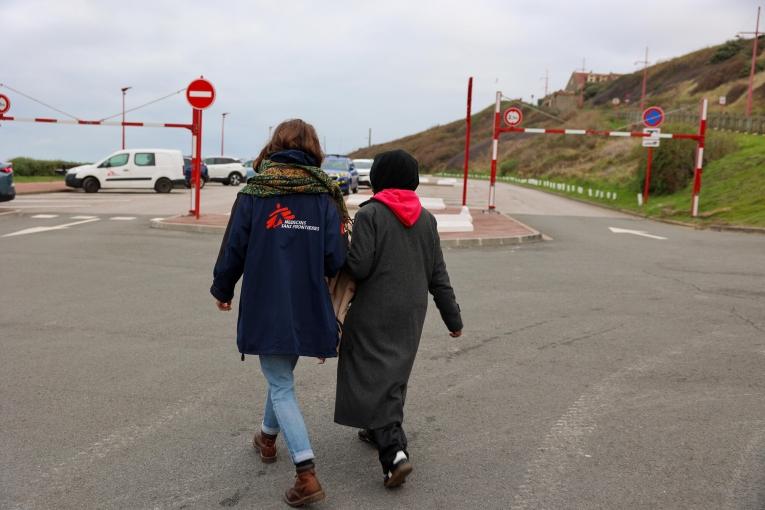 Les membres du personnel de MSF apportent leur aide aux survivants de naufrages ou de tentatives infructueuses de traversée de la Manche pour rejoindre l'Angleterre.