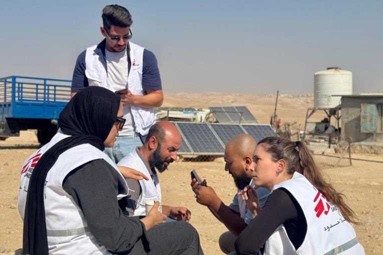 Un coordinateur de terrain de MSF s'entretient avec l'équipe dans la région de Masafer Yatta après avoir reçu un appel signalant une attaque de colons contre la communauté de Sfey, à Masafer Yatta, en Cisjordanie, en Palestine, en 2025.