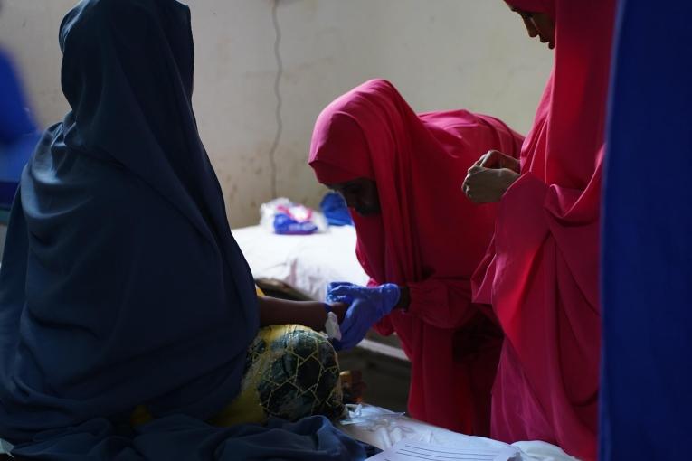 Une sage-femme effectue une prise de sang sur une femme enceinte recevant des soins d'urgence au service de maternité de l'hôpital régional de Bay, soutenu par MSF, à Baidoa, en Somalie. 