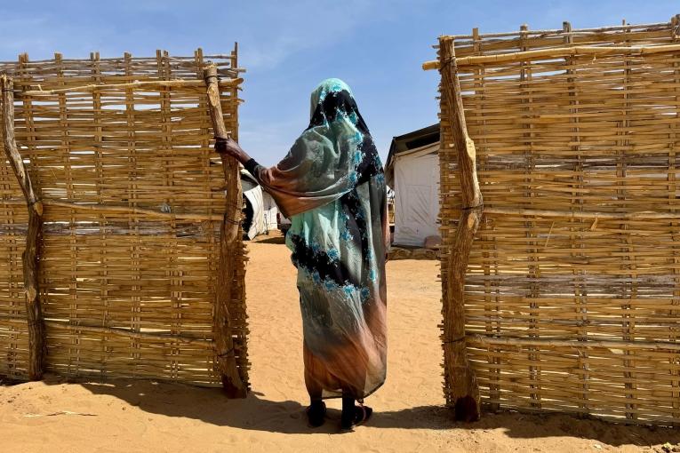 Aisha*, 35 ans, a été déplacée à plusieurs reprises en raison du conflit au Darfour du Nord. En 2025, alors qu’elle fuyait vers El Fasher avec ses enfants, elle a été victime de violences sexuelles et a découvert par la suite qu’elle était enceinte.