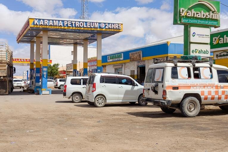 Une ambulance appartenant à l'hôpital régional de Mudug est garée à la station-service de Galkayo, dans la région de Mudug.