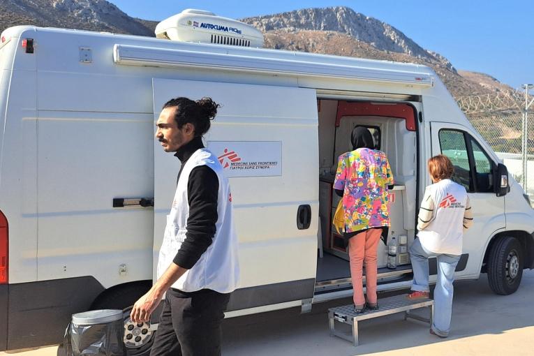 Un agent de santé MSF, accompagne le patient jusqu’à la clinique mobile afin de faciliter la traduction pendant la consultation médicale, Grèce, octobre 2025.
