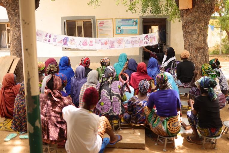 Un responsable de la santé mentale de MSF anime une séance de groupe avec des patientes atteintes de fistule obstétricale à l'hôpital général de Jahun, à Jahun, dans l'État de Jigawa, au Nigeria.