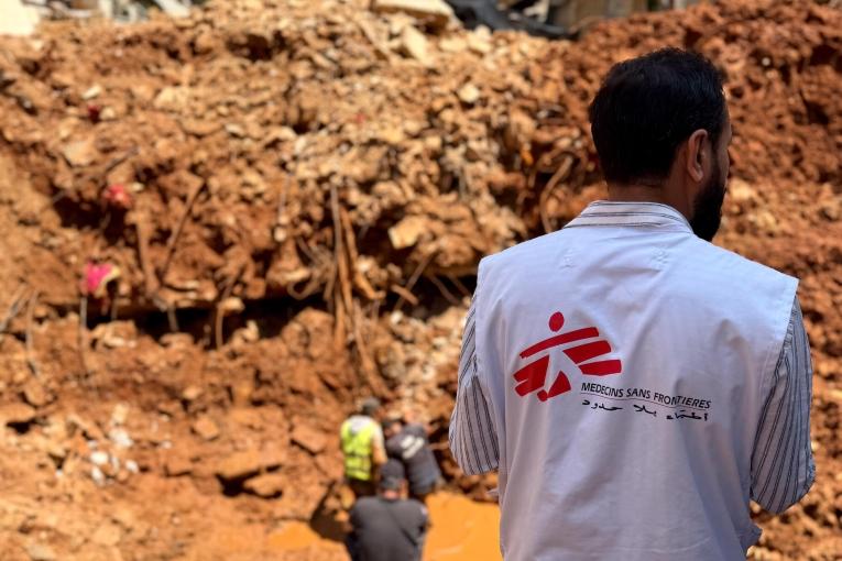 En collaboration avec Médecins Sans Frontières, les services municipaux procèdent à des travaux de réparation intensifs sur les canalisations d'égouts à Burj El Barajneh, après que les infrastructures hydrauliques ont été endommagées par une frappe israélienne en mars 2026.
