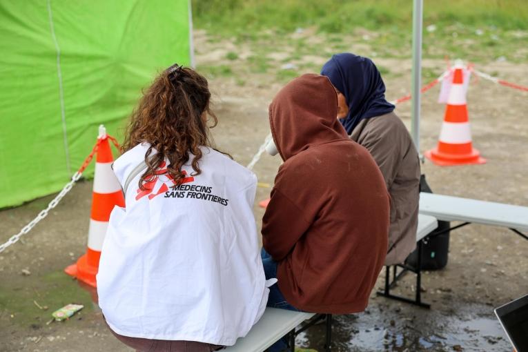 Procédure d'inscription des femmes à la clinique mobile de MSF dans le Dunkerquois.
