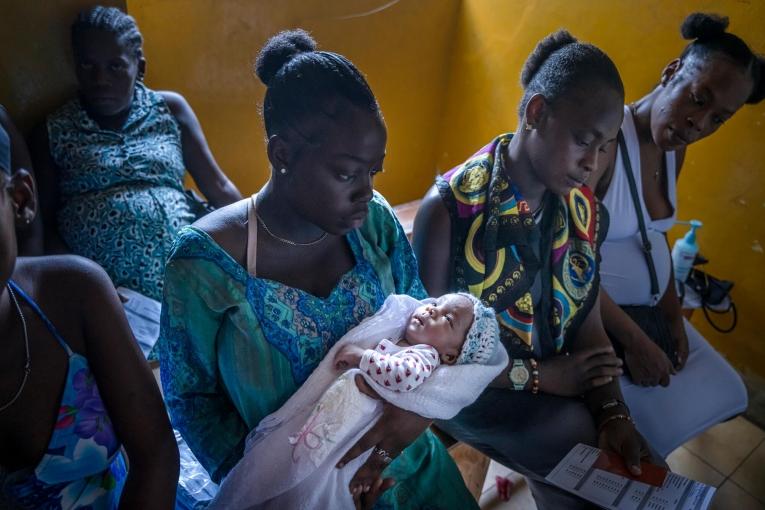 Haïti : à Port-au-Prince, les femmes risquent leur vie pour accéder aux soins médicaux