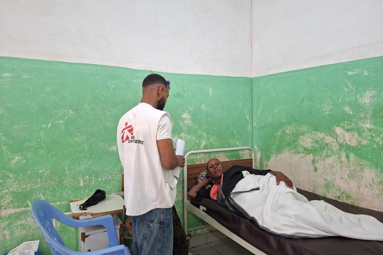 Une équipe médicale de MSF s'entretient avec une patiente à son chevet dans le service de maternité de l'hôpital général d'Alamata, dans le nord de l'Éthiopie.