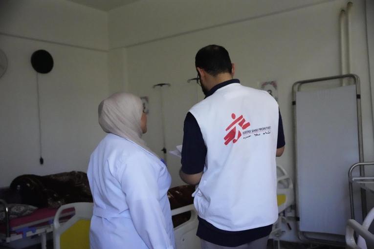 Un membre du personnel de MSF et une infirmière lors d'une tournée dans le service de maternité soutenu par MSF à l'hôpital national de Nawa, à Daraa, au sud de la Syrie
