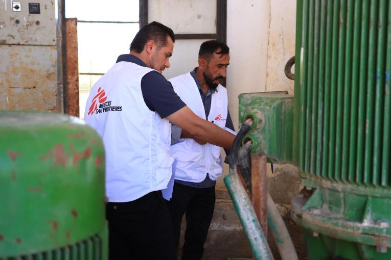  Des membres de MSF examinent les dégâts causés par les inondations sur une station d’eau à Raqqa.